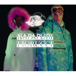 NAPAPIJRI x FIORUCCI CAPSULE 2: TRANSFORMACIJA NA OTVORENOM NA PLESNOM PODIJUMU 90-tih